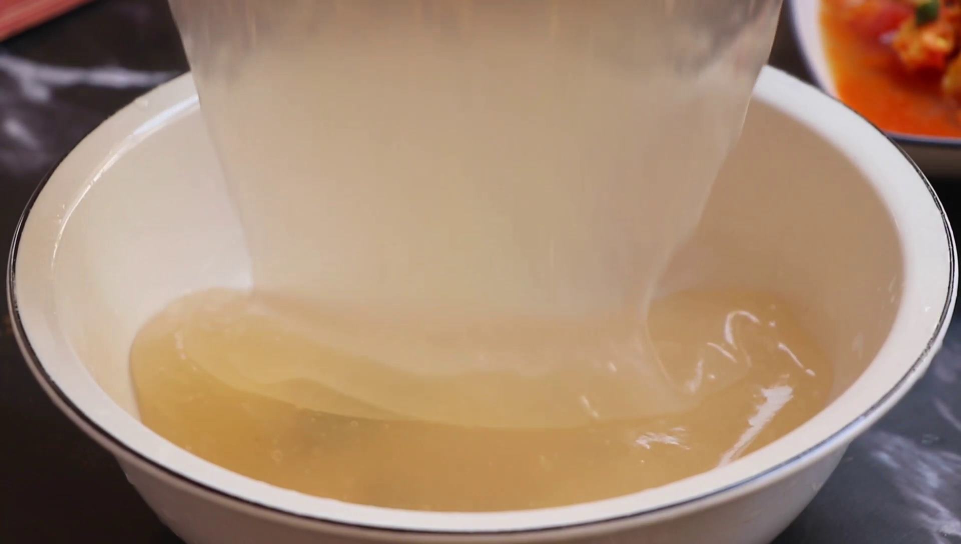 想吃凉粉汤汁咋做,怎么样做凉粉又软又好吃