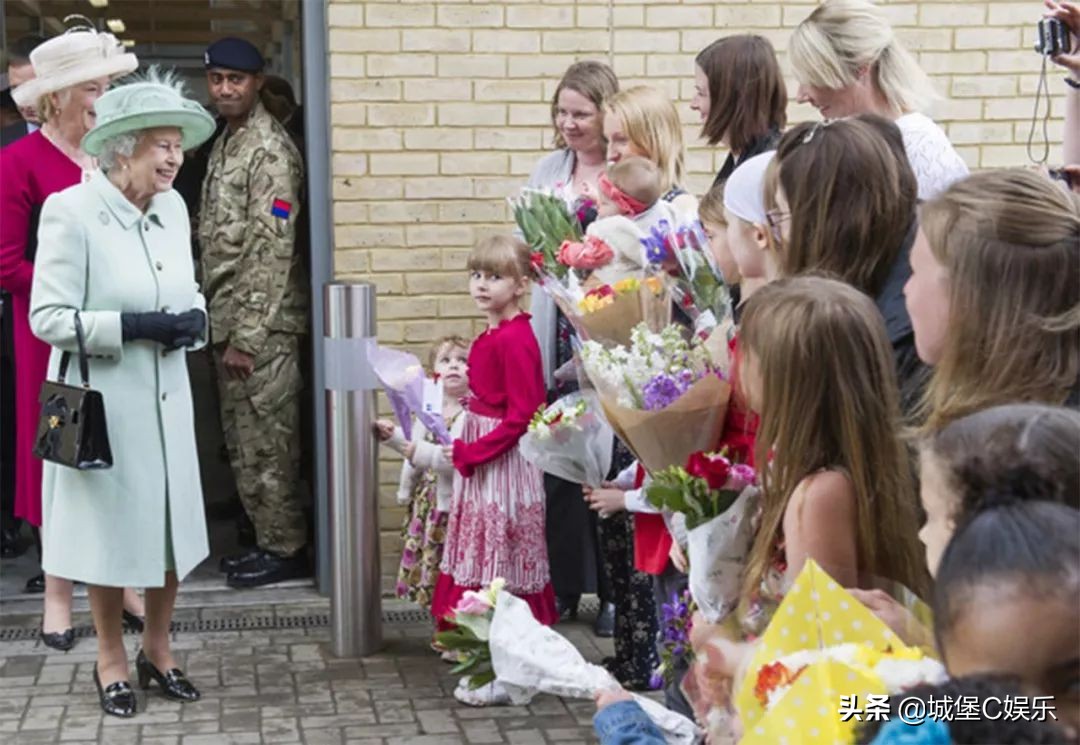 92岁英女王凯特,英女王接受小朋友献花