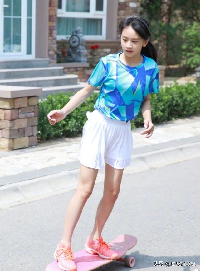 不敢认是田亮女儿，才11岁就懂得穿半腿袜，凹出的鲶鱼腿太长