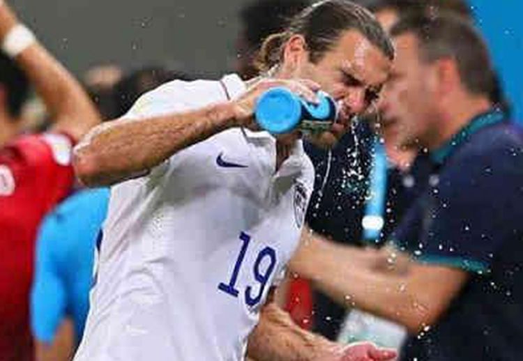 为什么足球运动员喝水都要把水吐,足球运动员喝水为什么要吐出来