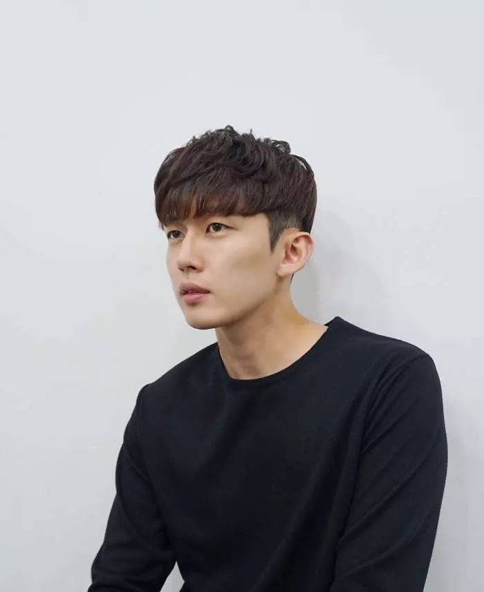 男生发际线高的刘海发型推荐,男生刘海少发际线高适合发型