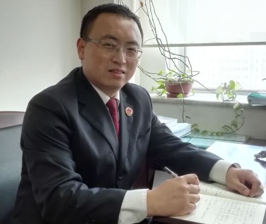 26个女包揭秘25年前奇案,26个无人认领女包