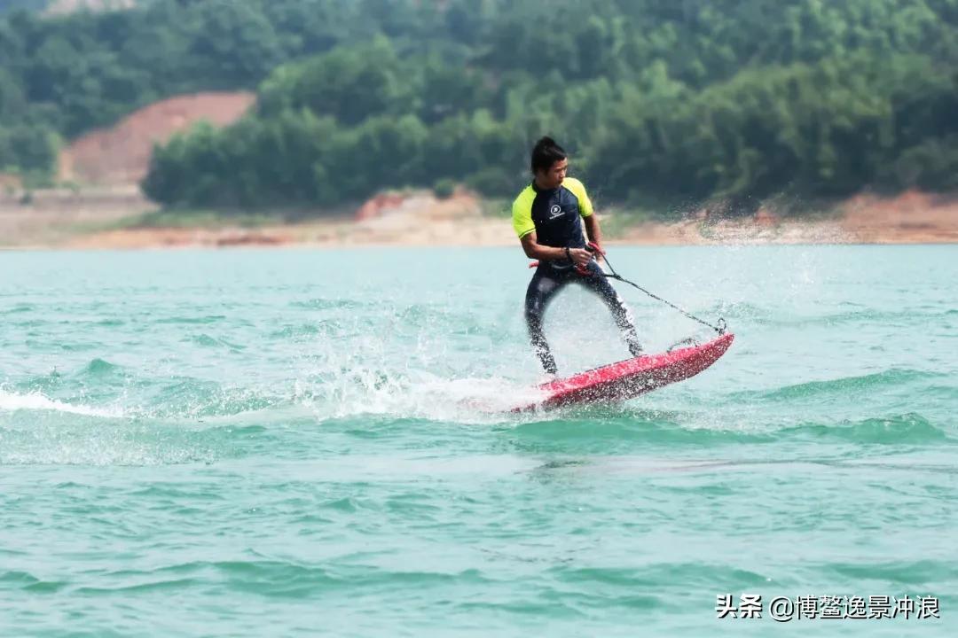 在海边怎么用冲浪板玩轻功水上漂,轻功电动冲浪板