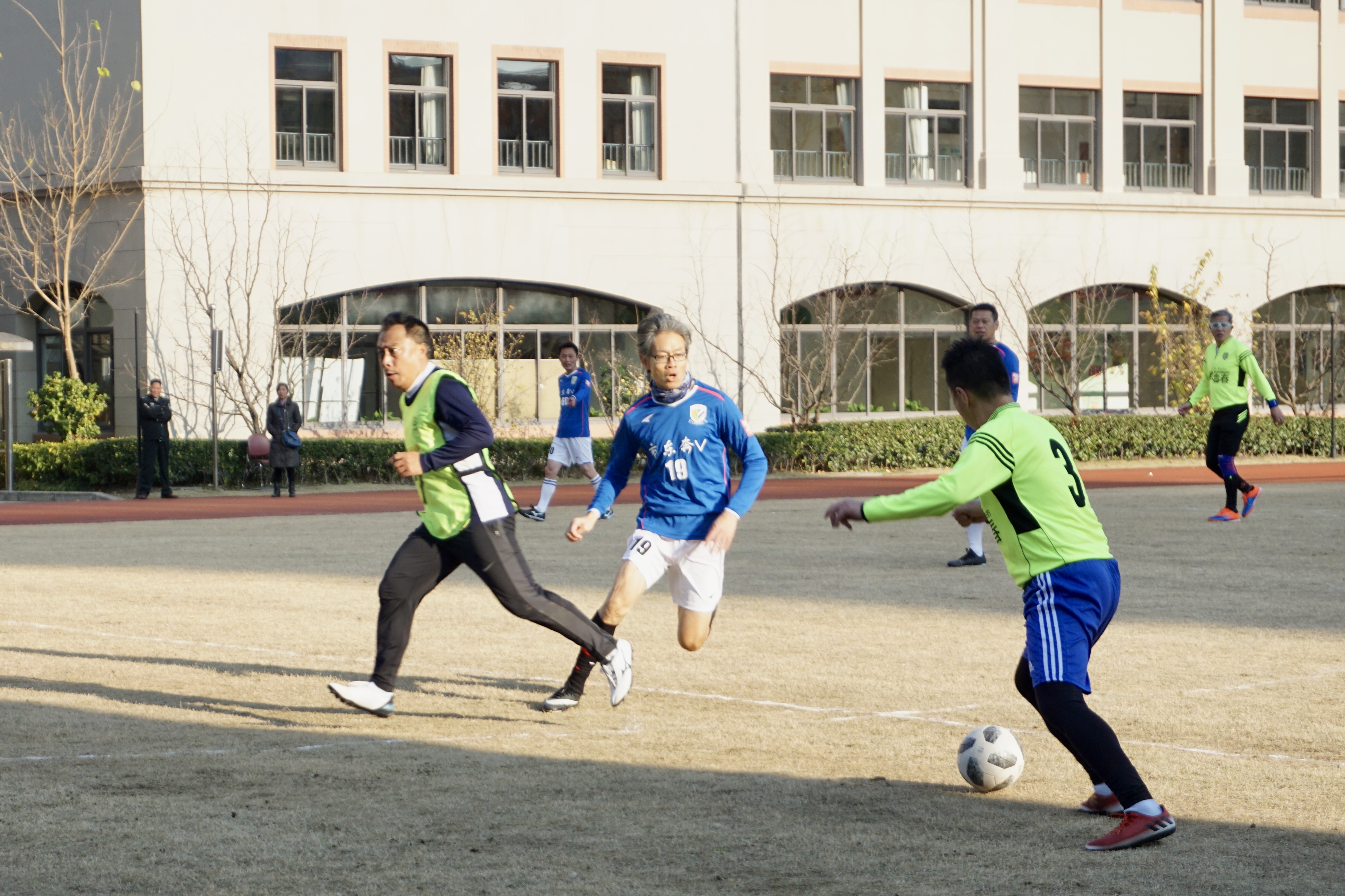 时过境不迁，市东奔V健将2020岁首相聚母校、为梦再开球