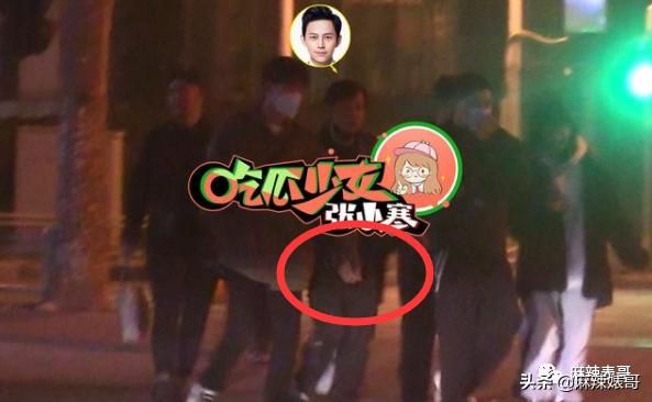 和小鲜肉牵手摸脸，又让人想到他7年前的瓜…