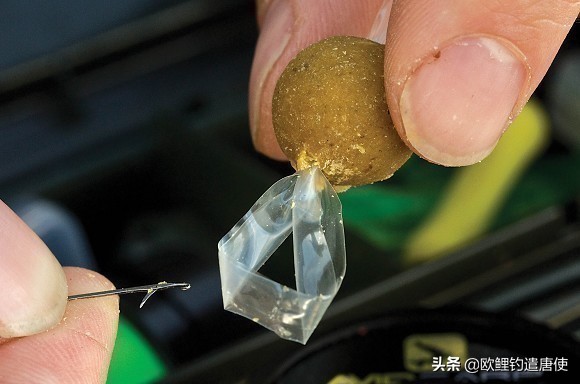 外国人钓鱼打窝技巧,老外用超大饵钓鱼