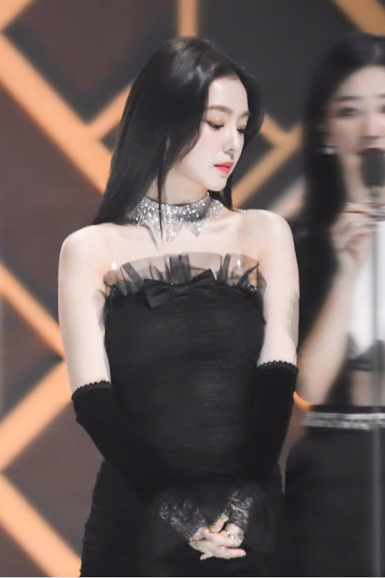 裴珠泫皮裙,裴珠泫皮衣皮裙