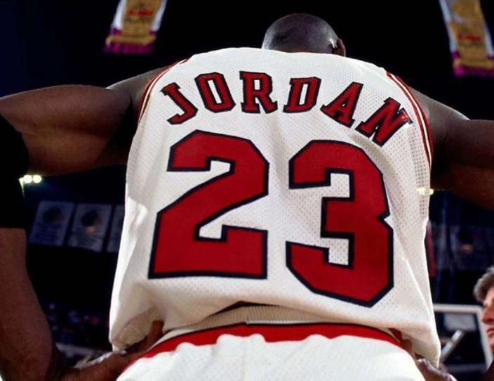 拉塞尔11个冠军为啥没乔丹厉害,乔丹之前的nba历史第一人是拉塞尔