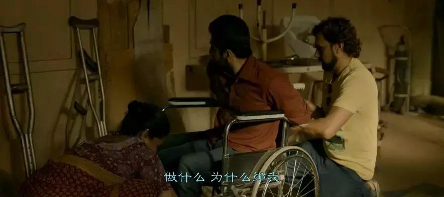 装瞎误闯凶案现场，憋尿看完怒打五星