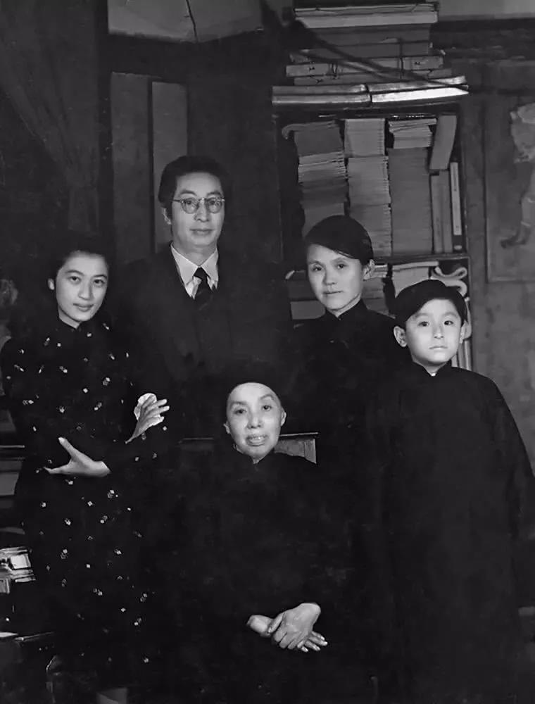 郑振铎中国作家,郑振铎的光辉事迹