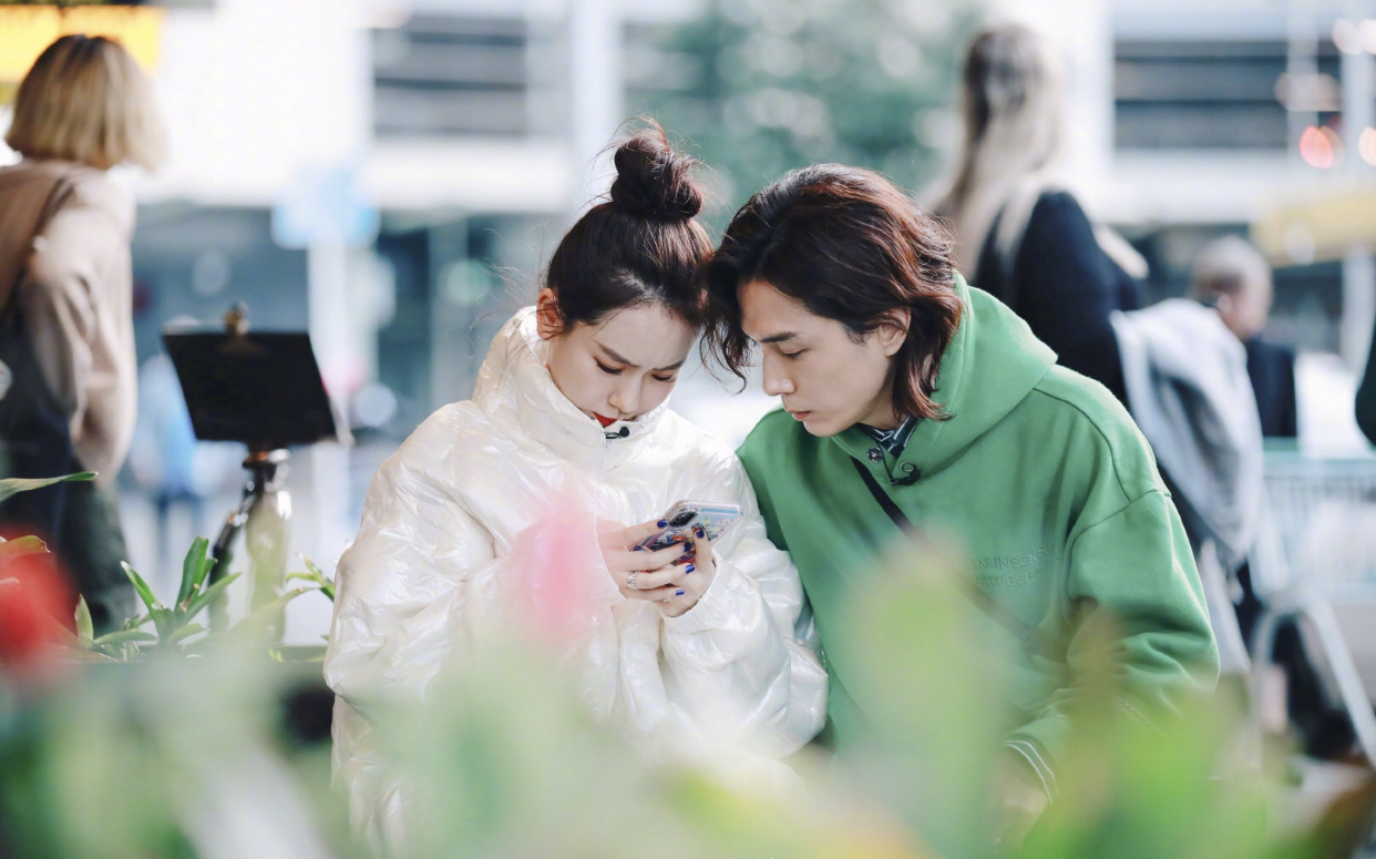 戚薇同款羽绒服雅鹿,戚薇太平鸟粉色羽绒服多少钱