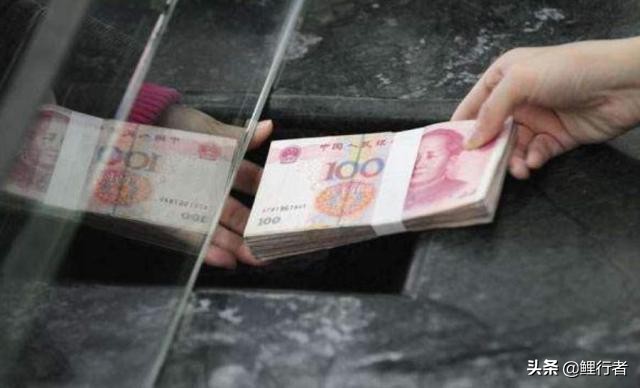 银行职员把储户的钱取走了怎么办,银行柜员多存给储户钱怎么处理