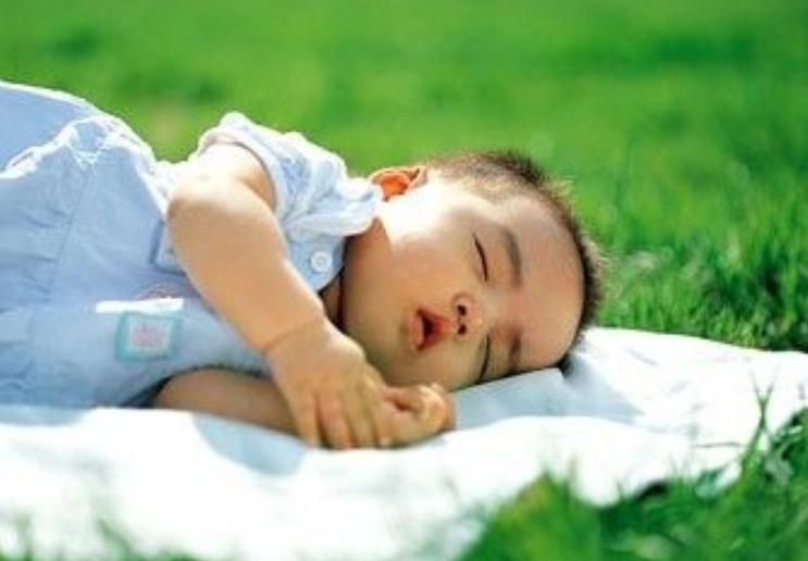 夜惊症宝宝怎么治疗,宝宝夜惊睡不安稳是怎么回事