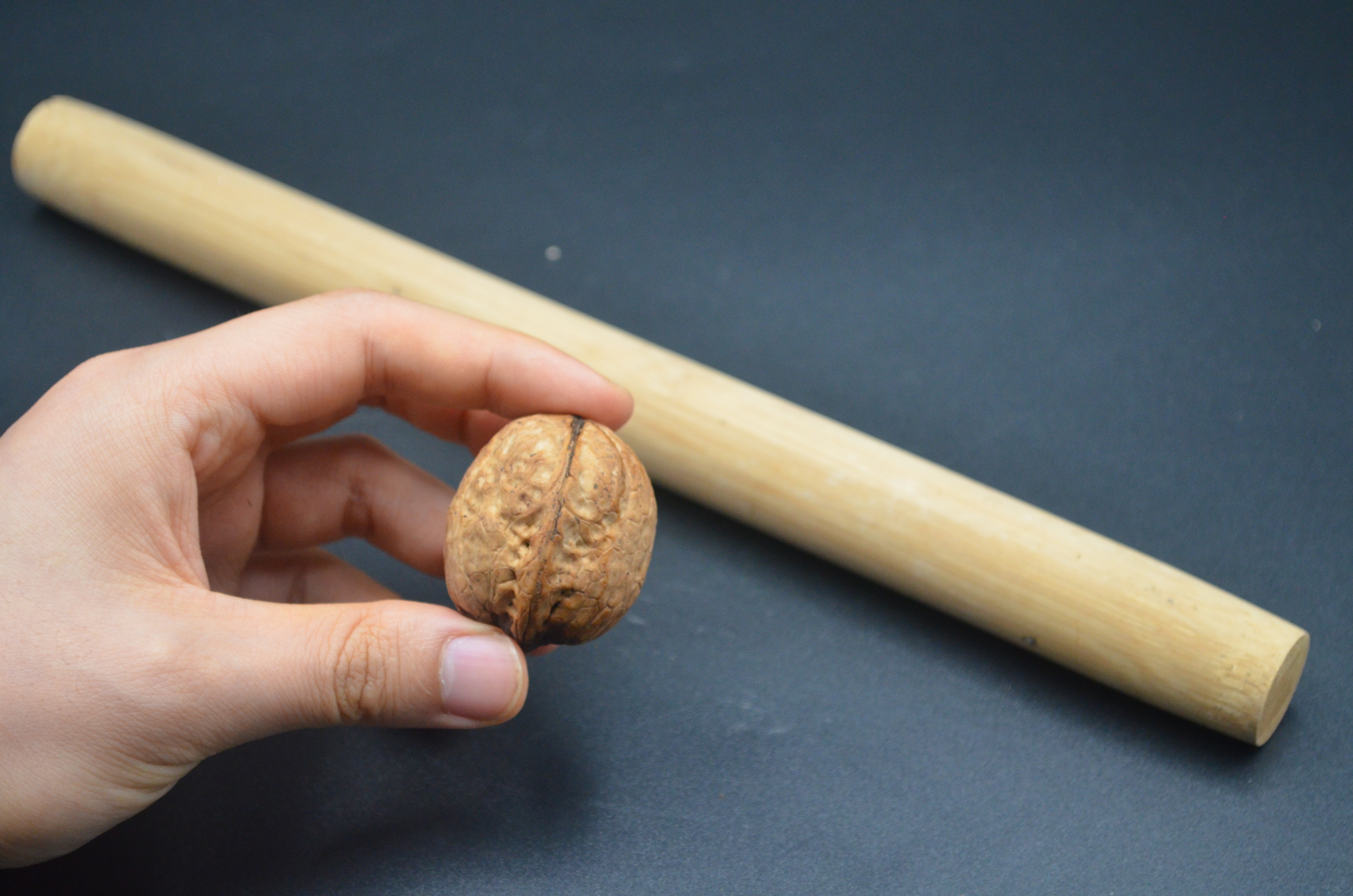 剥核桃一张纸一秒打开方法真棒,剥完整的核桃几个小方法