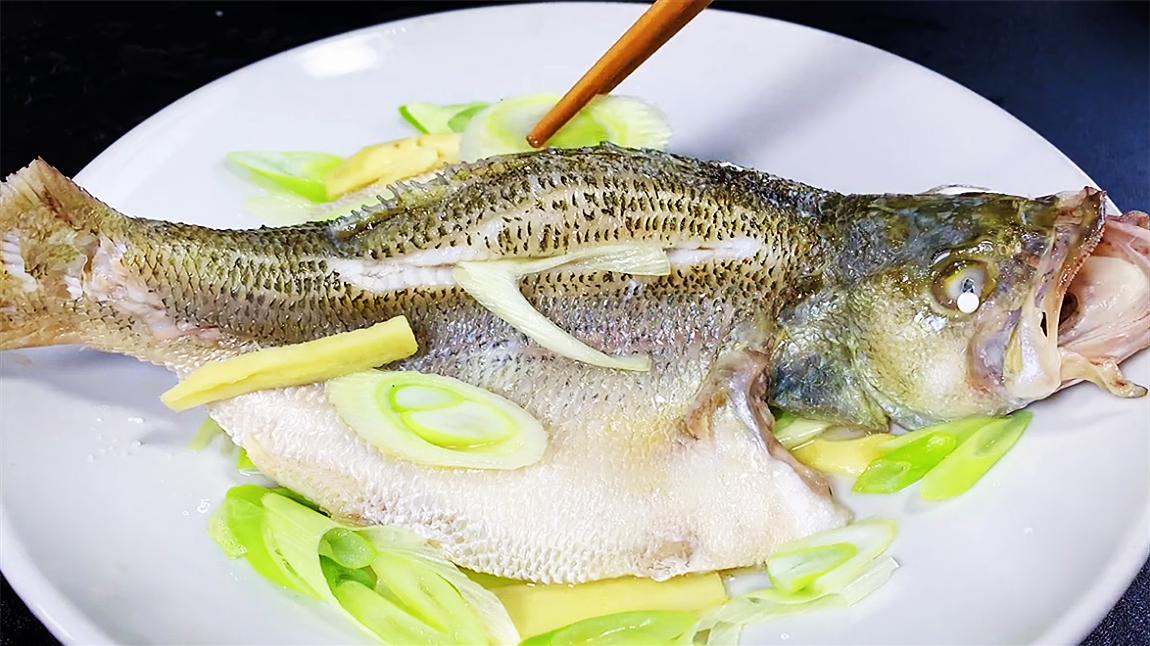 清蒸鲈鱼怎么做好吃又不腥气窍门,原来清蒸鲈鱼其中还有这么多秘诀