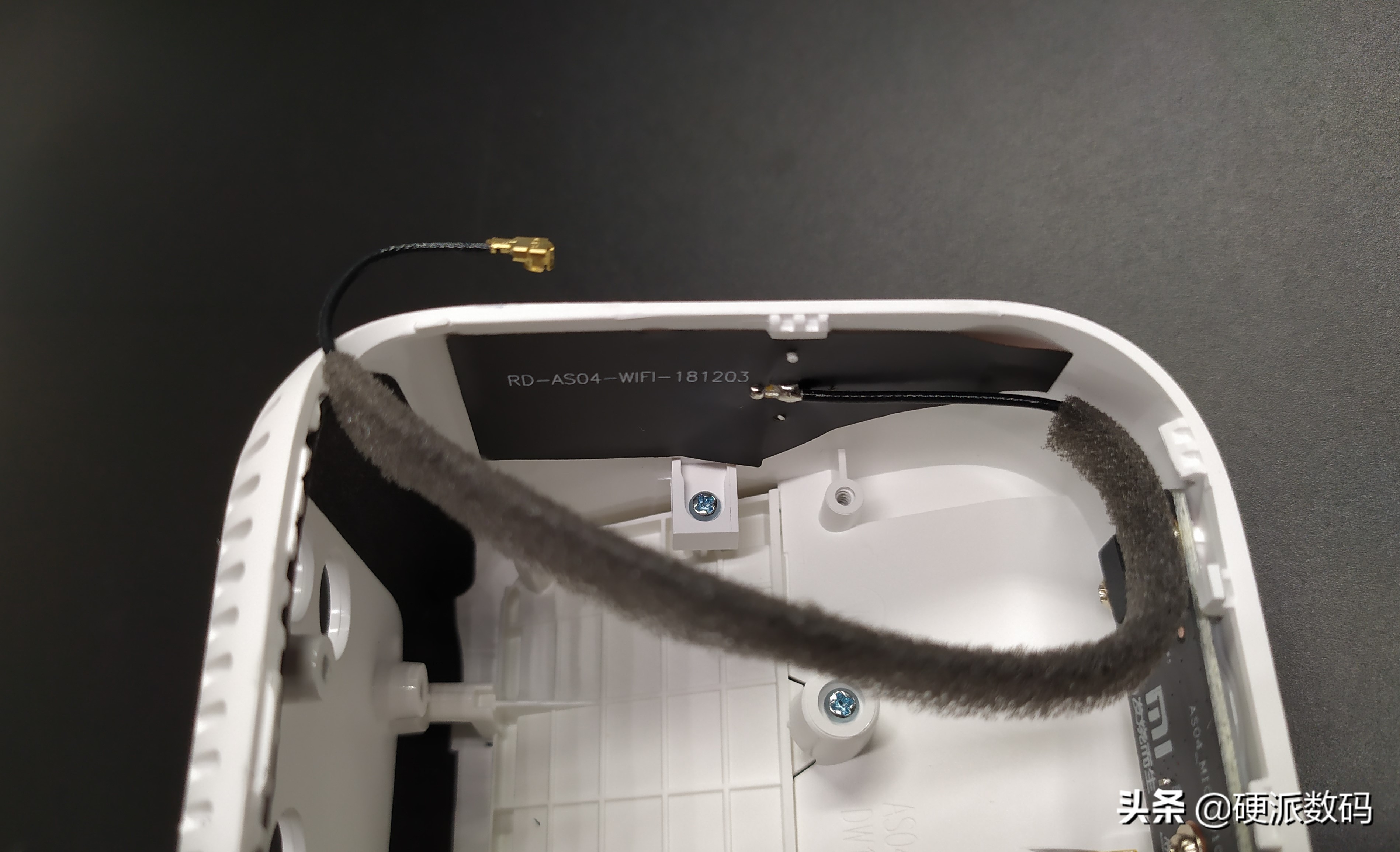 拆解小爱触屏音箱8,小米小爱触屏音箱拆机