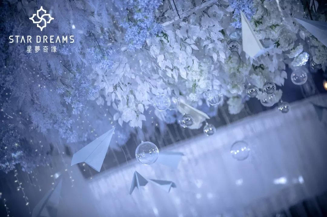 把深海的蔚蓝和小鹿眼里的星辰，都揉进了这场婚礼