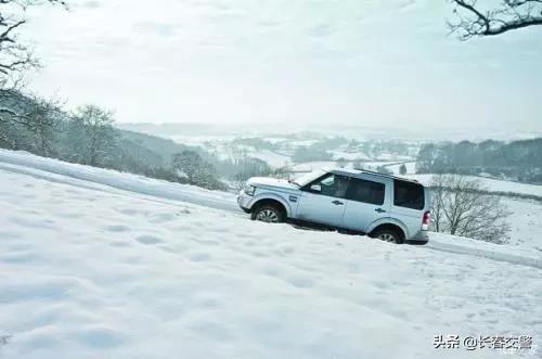 雪后驾车遇到打滑怎么打方向,雨雪天气开车打滑怎么自救