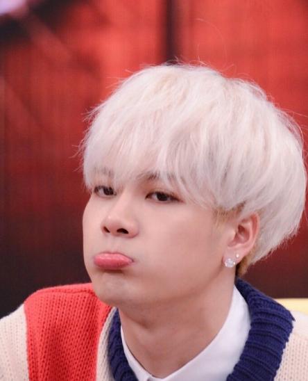 got7演唱会王嘉尔被彩带吓到,王嘉尔摸手认got7成员