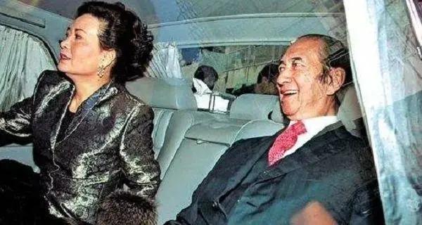 蓝琼缨十四岁嫁赌王被宠三十年,蓝琼缨14岁嫁给何鸿燊