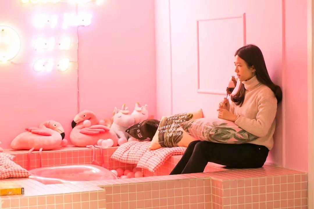 双色的双层小店，晚上有满天星星，呆足一天也不够