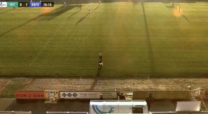 ai误认裁判光头为足球裁判,足球转播ai对焦到裁判的头上