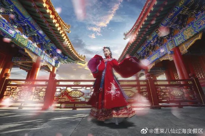 ​在蓬莱三仙山风景区美妙的取景，古风小姐姐如此惊艳堪称大片