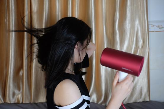 头发风一吹毛躁干枯怎么处理,头发干枯毛躁和吹风机有关吗