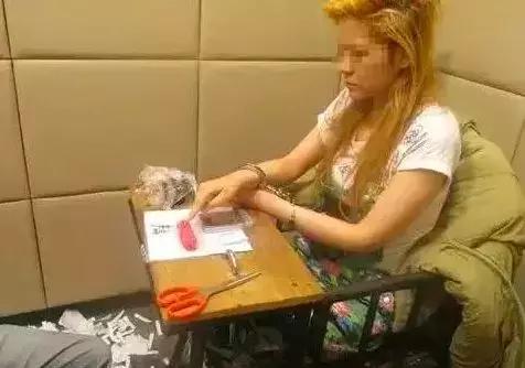 英国首相约翰逊目睹囚犯体内藏毒扫描照，竟被吓得连连*退倒**