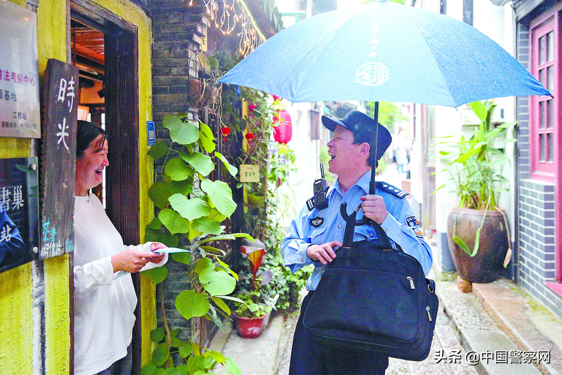 雨中骑警24小时巡逻,派出所夜晚雨中巡逻图片
