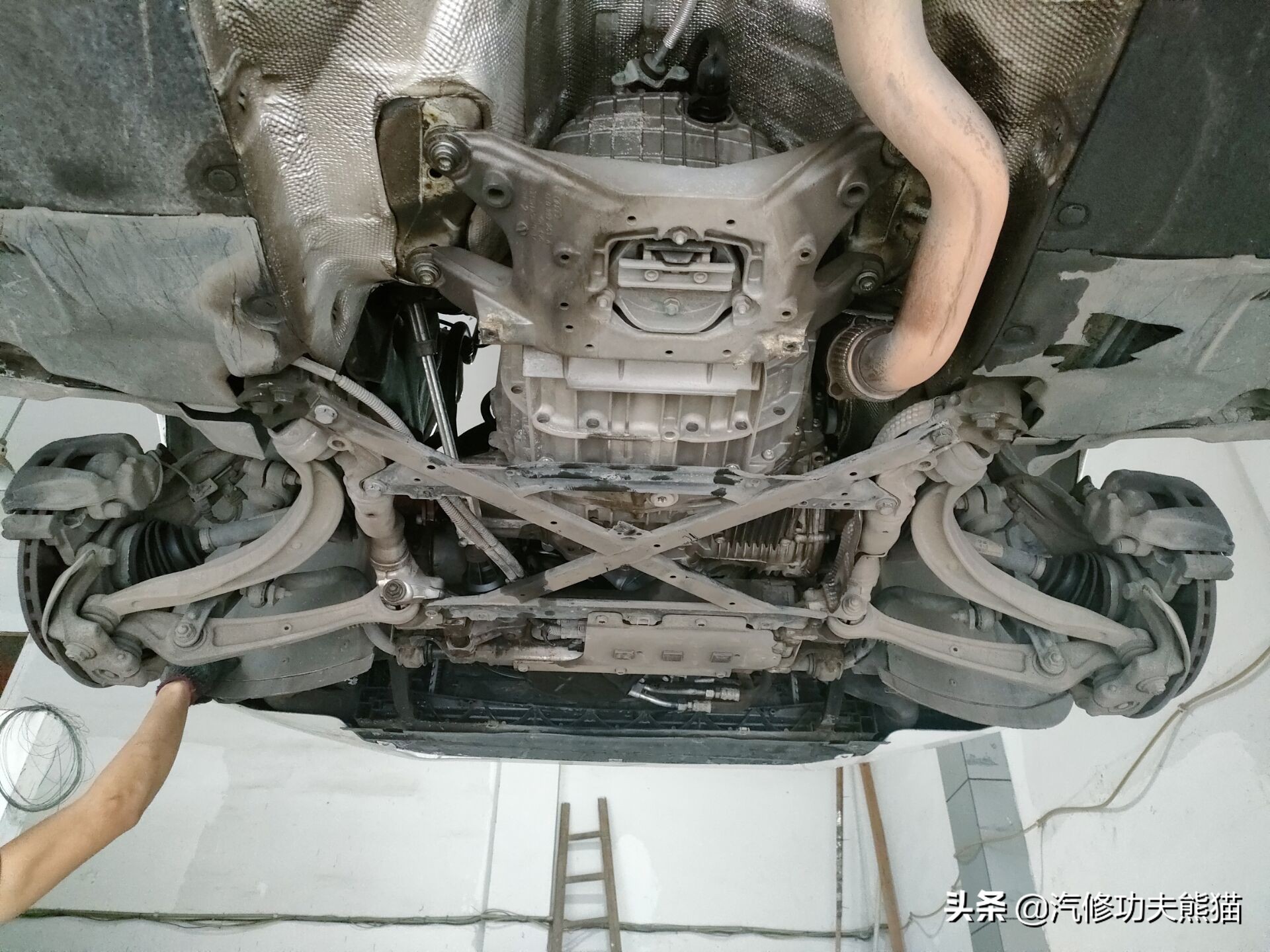 2013款奥迪a4l烧机油怎么解决,奥迪a4l突然全车无电是什么原因