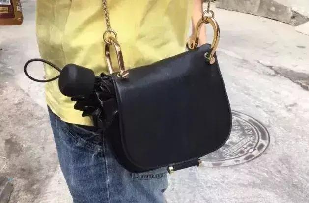 女人过了45，建议出游戴帽子，既减龄还防晒，清新优雅气质撩人