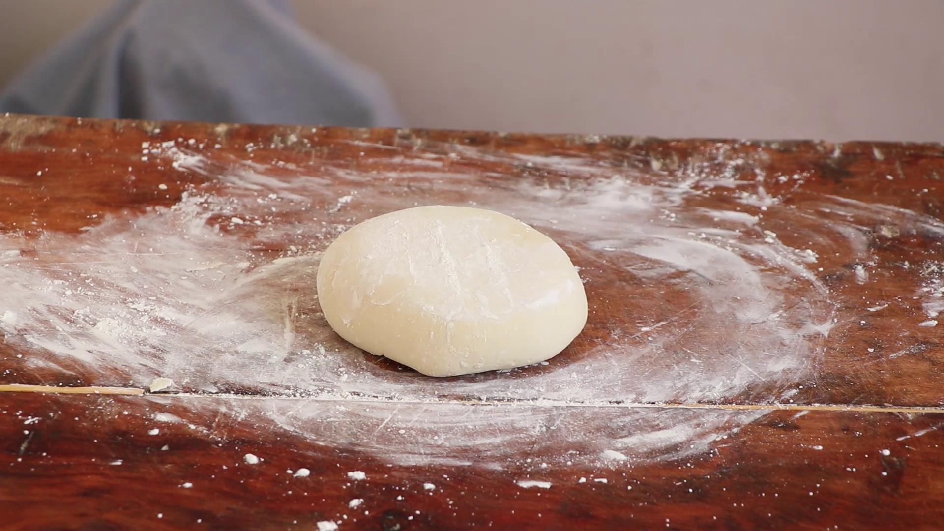 手擀面面条和面的正确配方,手擀面条怎样和面筋道商用