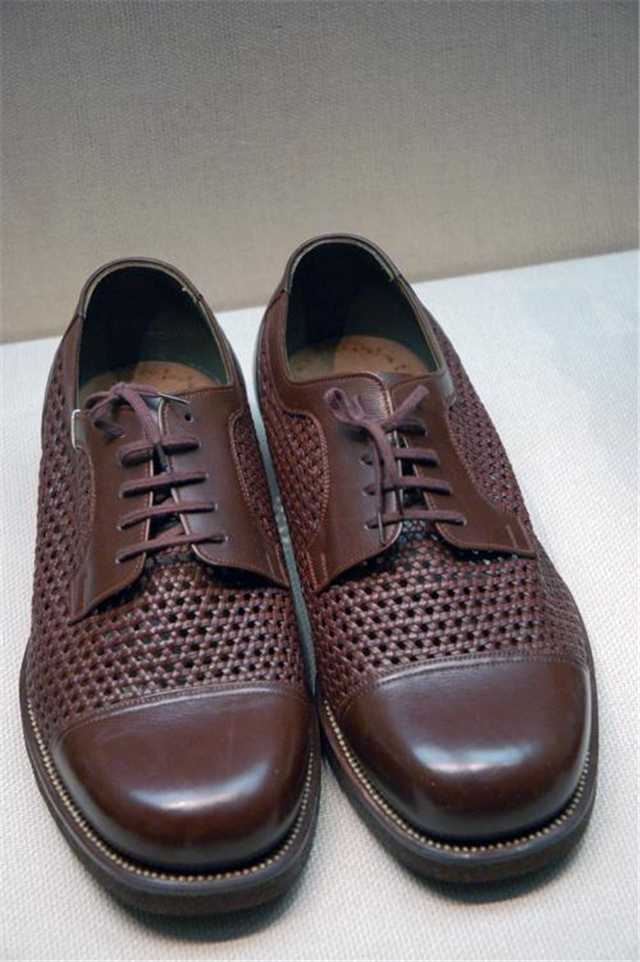 毛主席的旧鞋，鞋匠都不愿意再补：“这鞋都这么破了还补什么？”