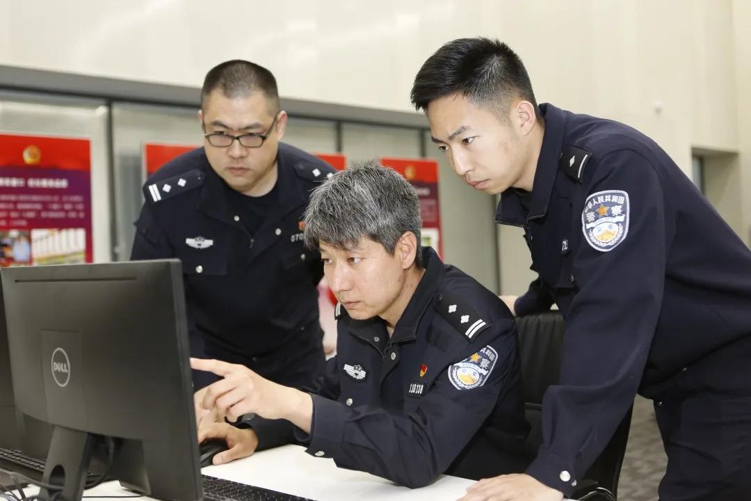 【我在岗位上】2021年全国五一劳动奖章获得者毛博文他为服务群众插上警务科技的翅膀