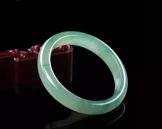 腕间风情翡翠手镯,腕上的玉镯