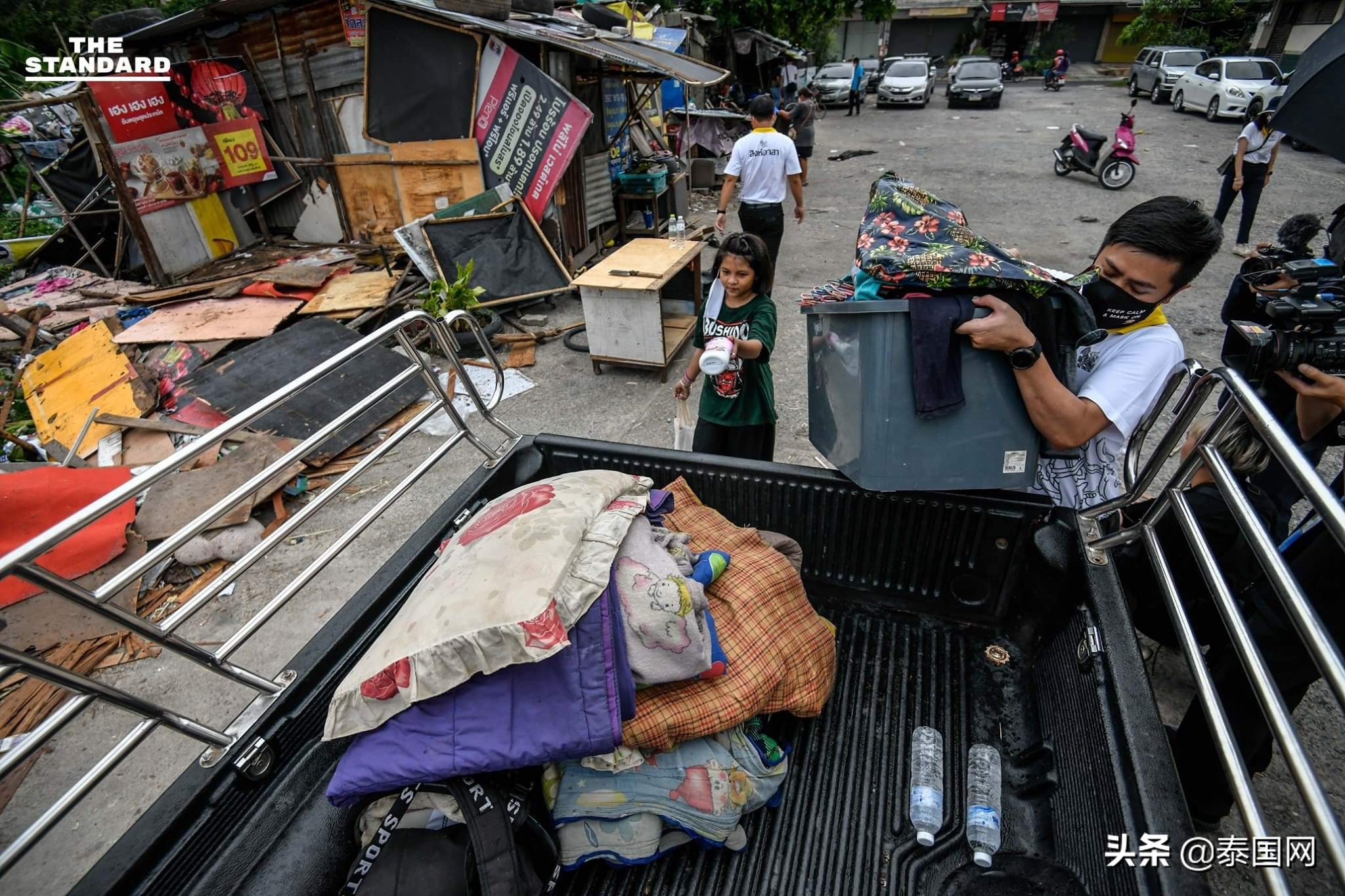 被解雇一家5口飘零生活泰国公交售票员终于有了新家