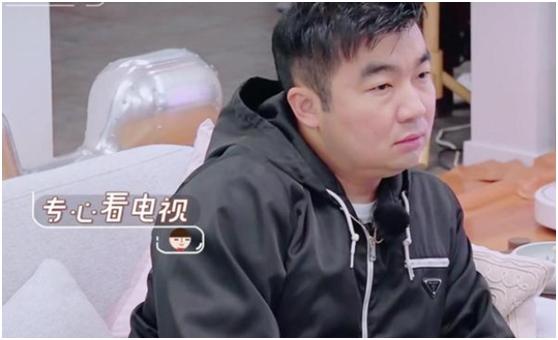 身怀六甲不容易！奥运冠军孕期锻炼扭到腰，制片人老公一旁显冷落