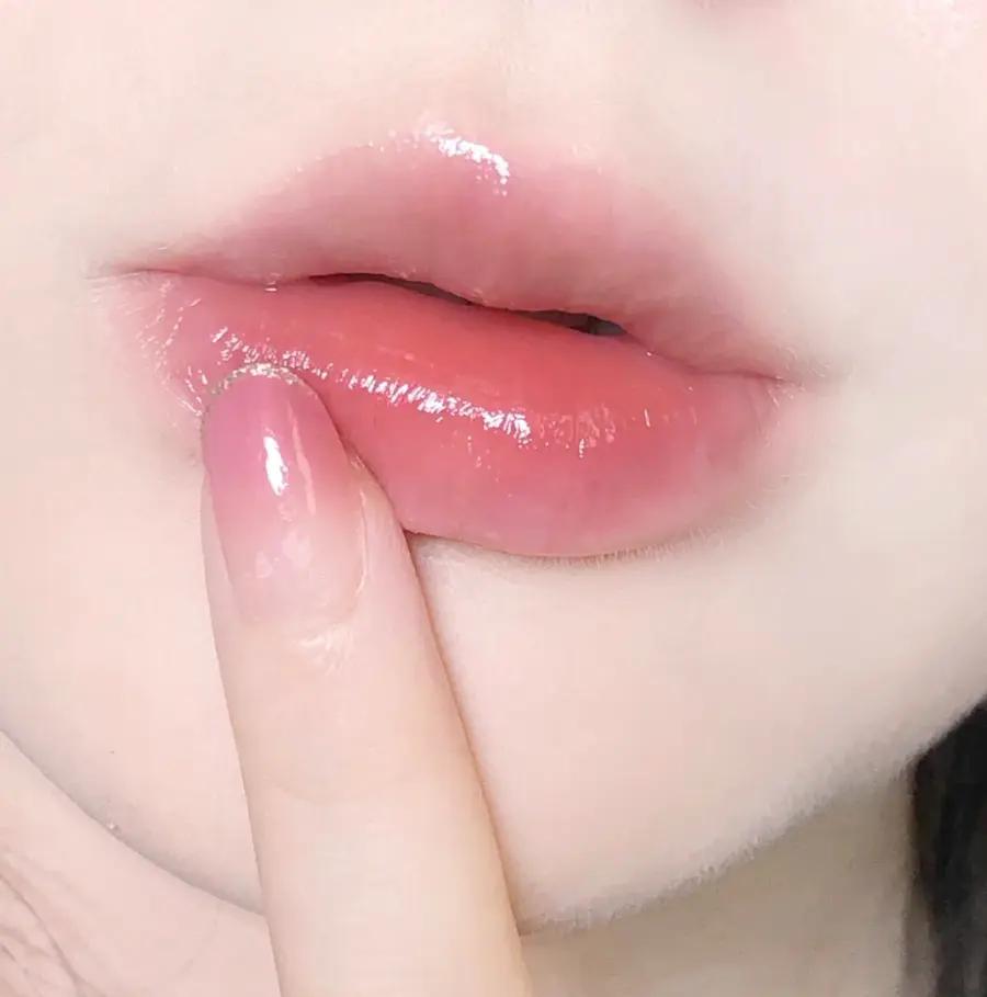 唇部小熨斗抹出q弹水嫩少女唇,抹完润唇膏嘴唇凉嗖嗖的