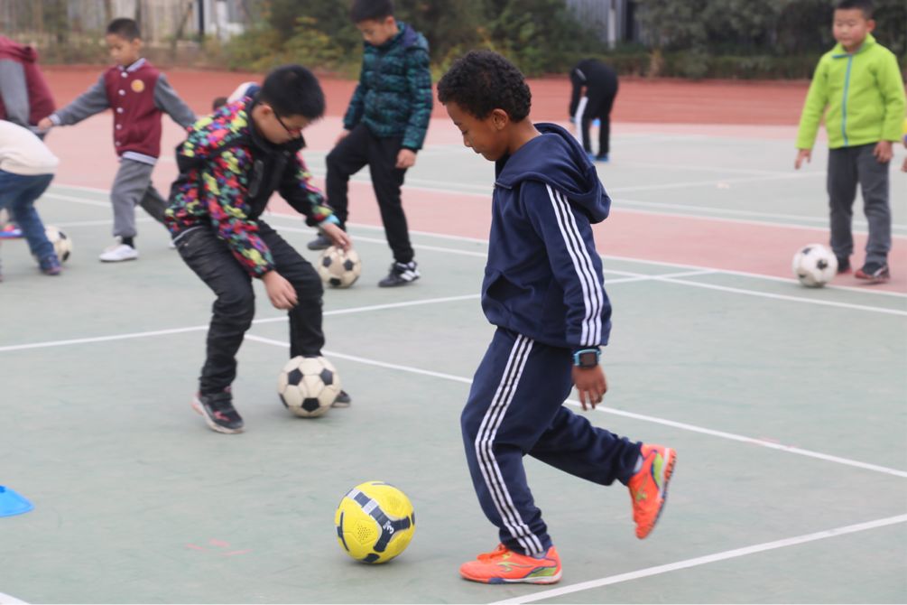 宝鸡9岁中非混血儿成绿荫场上的焦点：我的目标是国家队