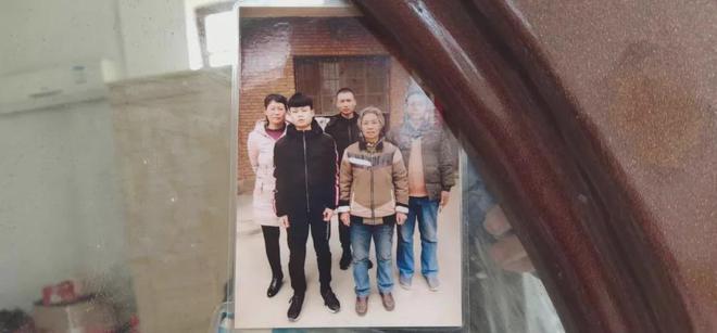 中国军人用血肉之躯肆虐洪水,00后解放军官兵抗震救灾