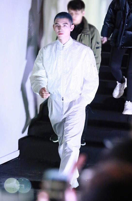 陈飞宇银发西装造型,陈飞宇黑西装金头发