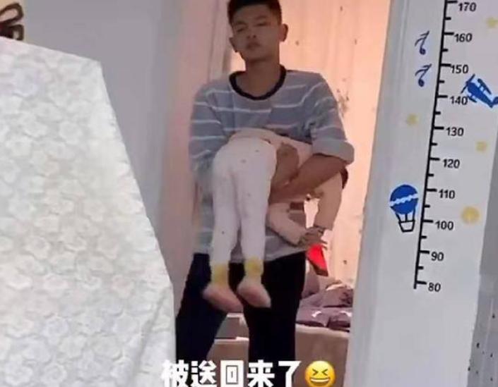 妹妹偷溜进哥哥房间“蹭床”，结局让网友笑翻：嚣张进去卑微出来