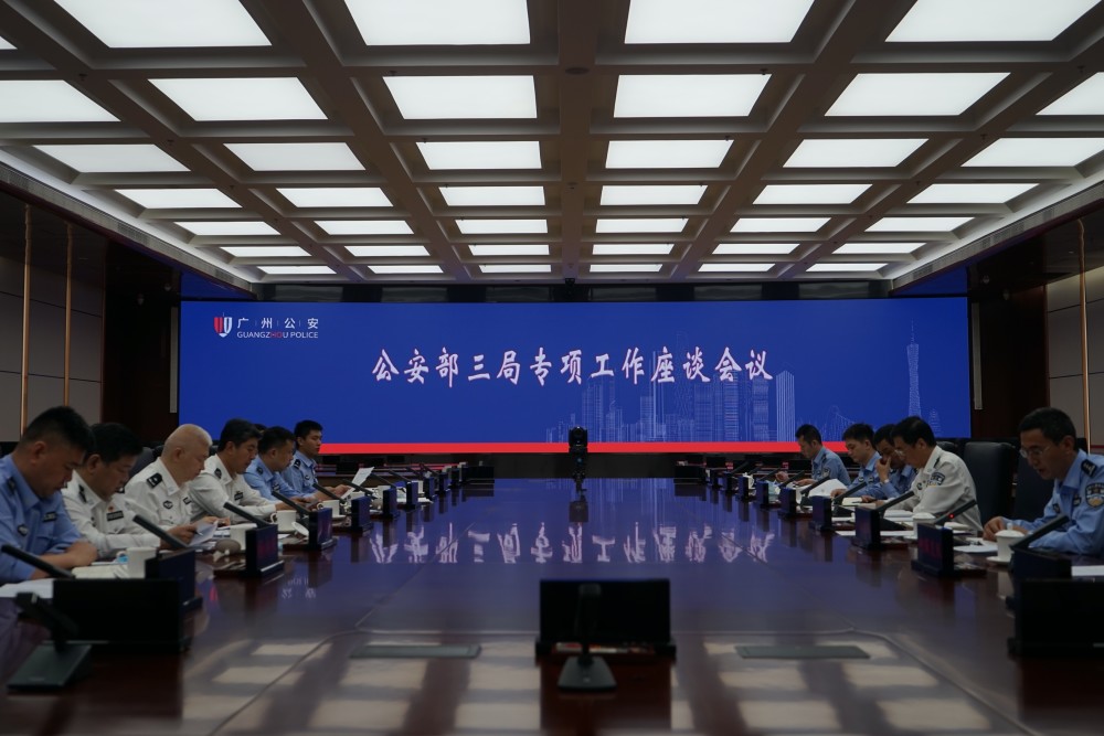 200多警力围捕视频,上百民警围捕野猪