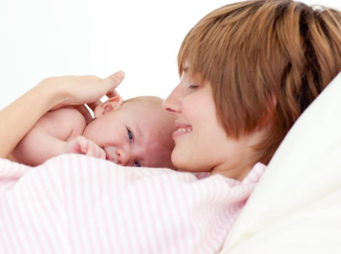 宝宝吃牛奶换母乳的正确方式,小孩多大可以用牛奶代替母乳