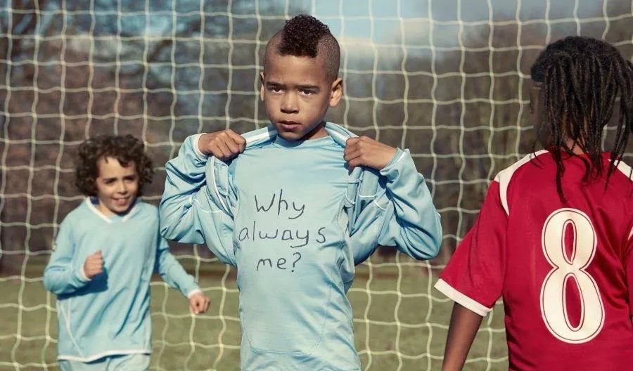 儿童足球搞笑名场面,足球的经典名场面