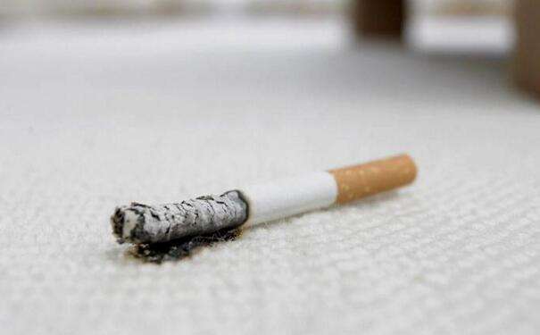 公公烟不离手，看到他把宝宝的鞋底烫出一个大洞，我吓得一身冷汗