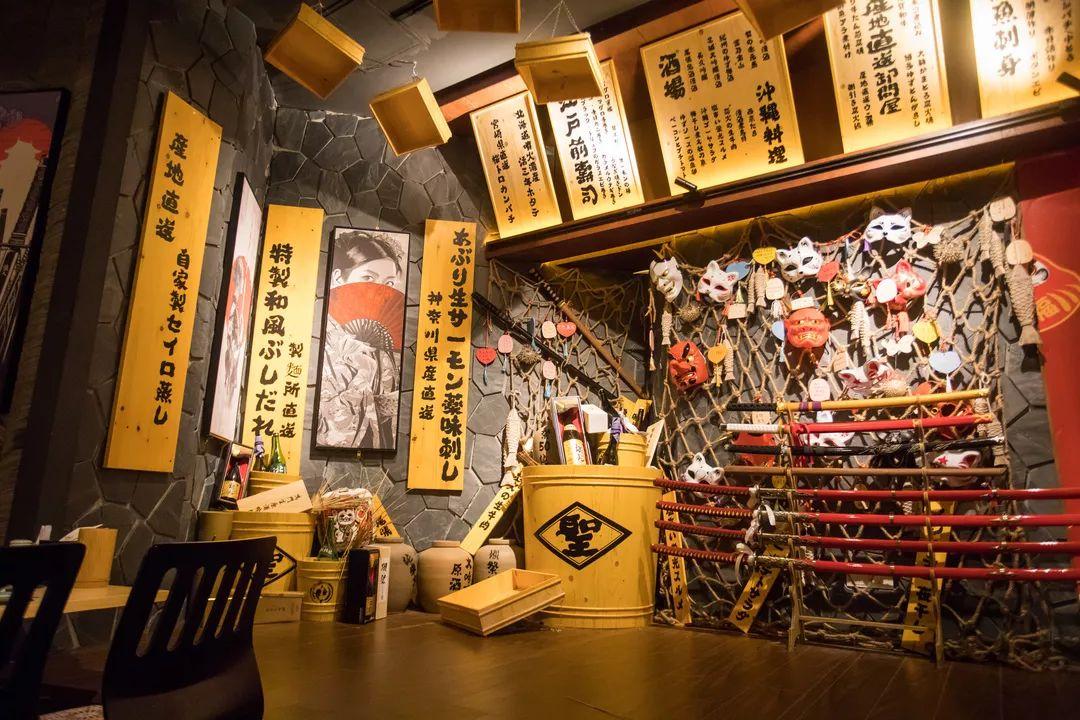 日式酒场大哥大出来营业了，凌晨3点还被小仙女围观