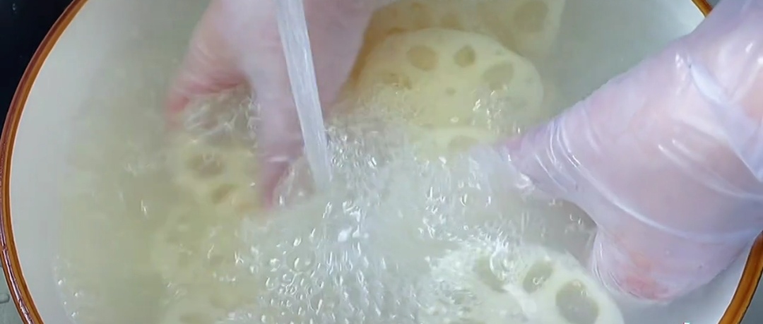 莲藕清洗淤泥法,清洗莲藕里面的泥