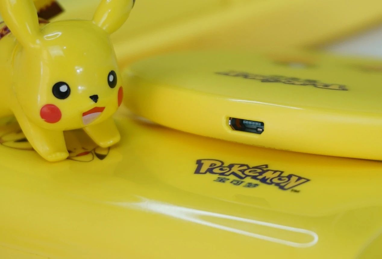 anker哆啦a梦联名款65w,anker新款磁吸底座充电宝测评